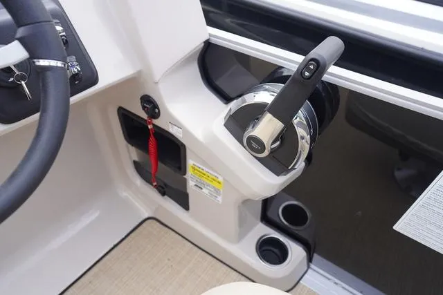 Slide: The Image of Harris Cruiser 230 FC 2025 - 24