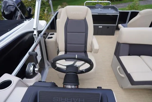 Slide: The Image of Harris Cruiser 230 FC 2025 - 28