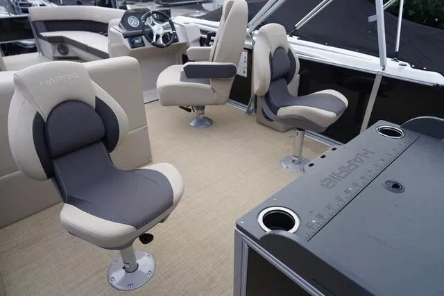 Slide: The Image of Harris Cruiser 230 FC 2025 - 6