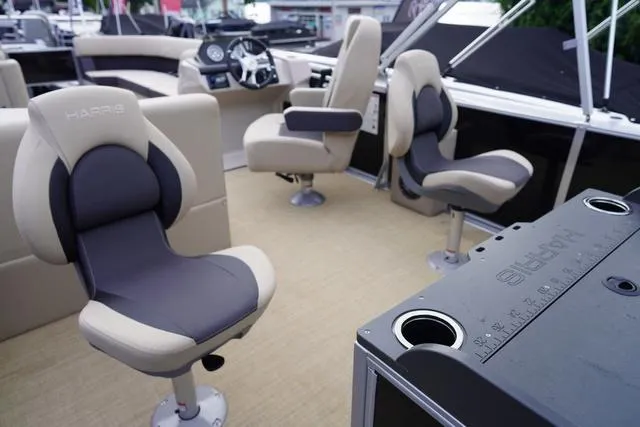 Slide: The Image of Harris Cruiser 230 FC 2025 - 7