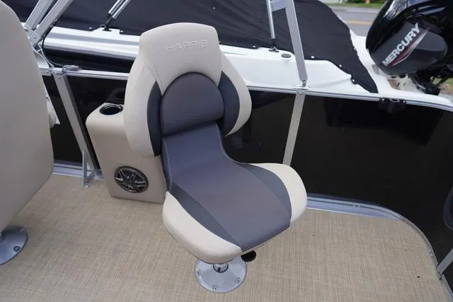 Slide: The Image of Harris Cruiser 230 FC 2025 - 9