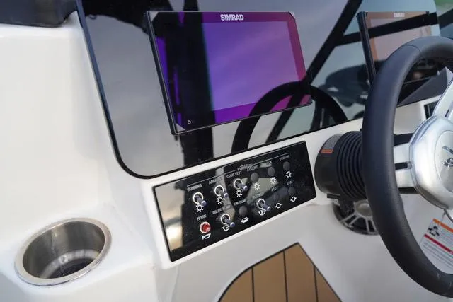 Slide: The Image of Sea Ray SDX 250 Surf 2025 - 12