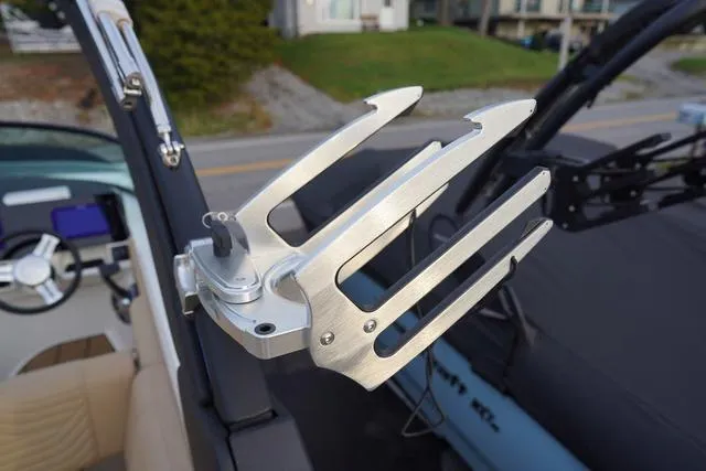 Slide: The Image of Sea Ray SDX 250 Surf 2025 - 33