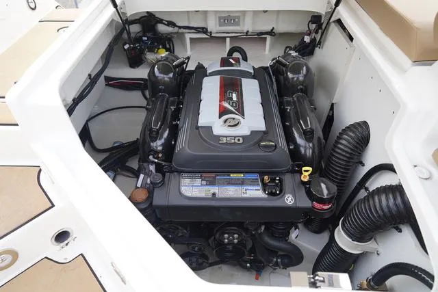 Slide: The Image of Sea Ray SDX 250 Surf 2025 - 35