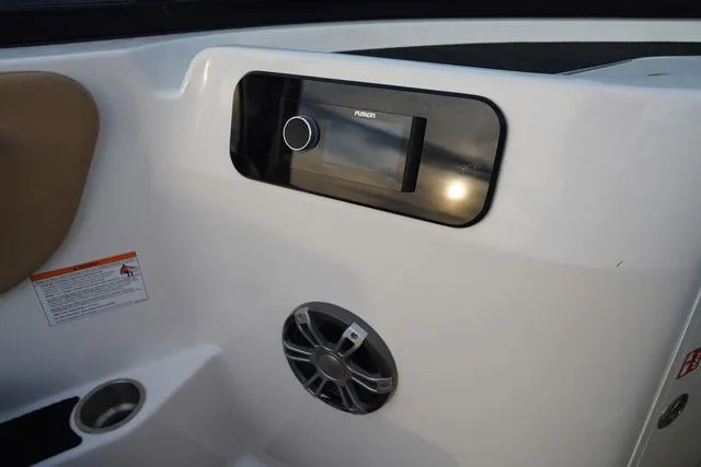 Slide: The Image of Sea Ray SDX 250 Surf 2025 - 39