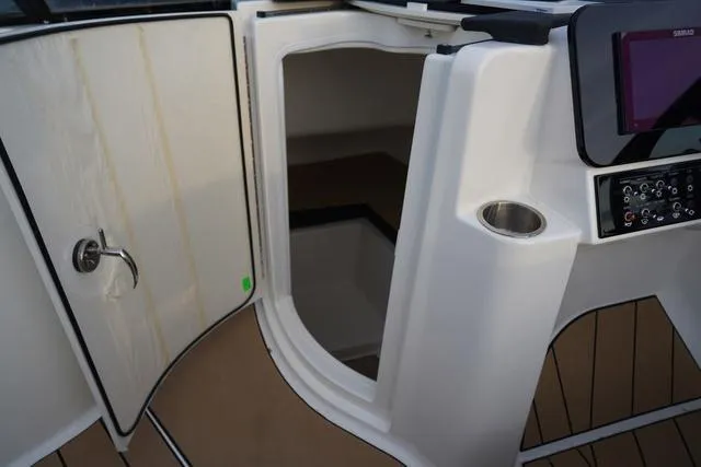 Slide: The Image of Sea Ray SDX 250 Surf 2025 - 41