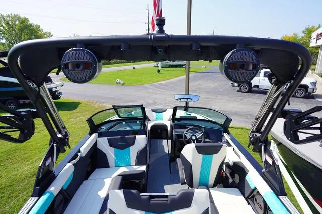 Slide: The Image of MasterCraft XT23 2025 - 18