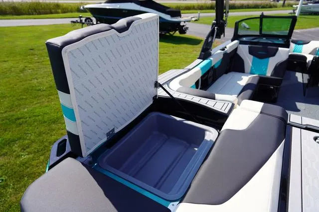 Slide: The Image of MasterCraft XT23 2025 - 22