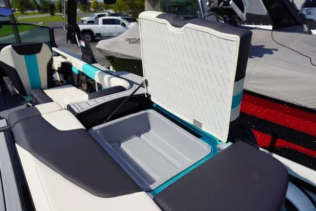 Slide: The Image of MasterCraft XT23 2025 - 24