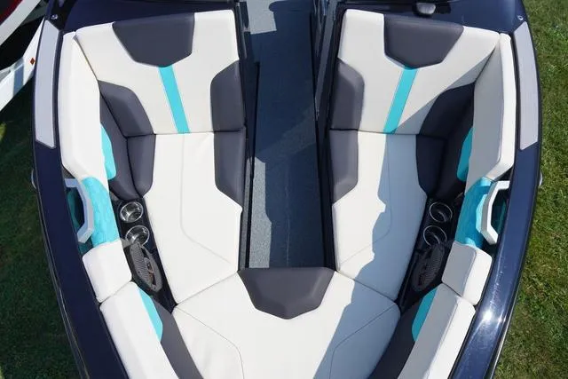 Slide: The Image of MasterCraft XT23 2025 - 43