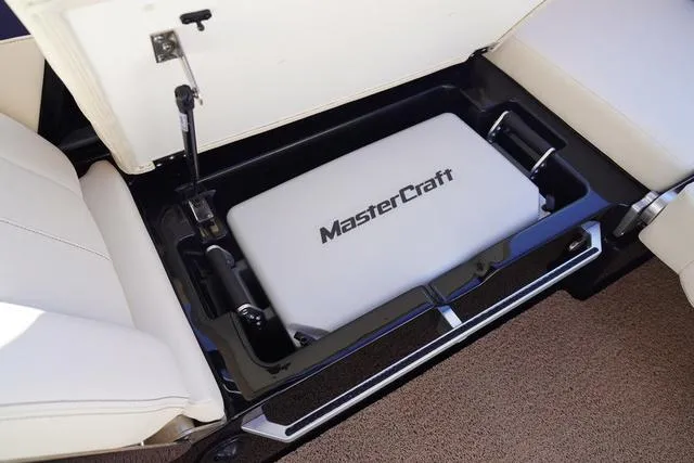Slide: The Image of MasterCraft XT24 2025 - 27