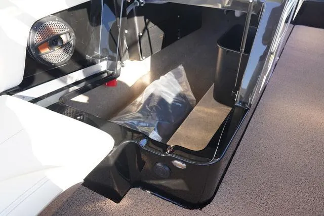 Slide: The Image of MasterCraft XT24 2025 - 32