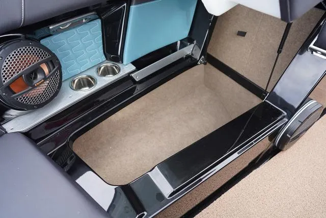 Slide: The Image of MasterCraft X24 2025 - 34