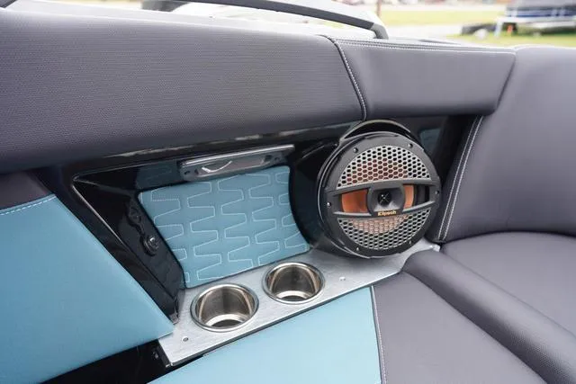 Slide: The Image of MasterCraft X24 2025 - 38