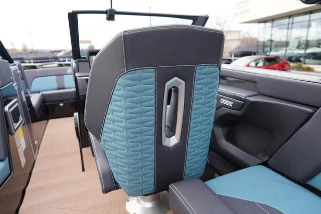 Slide: The Image of MasterCraft X24 2025 - 47