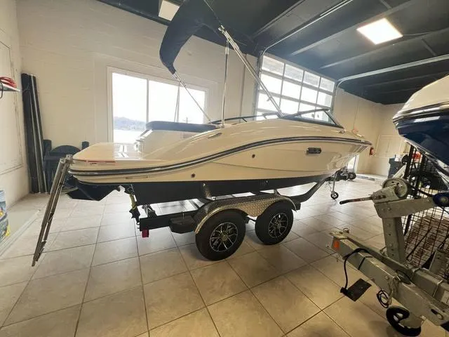 Slide: The Image of Sea Ray SPX 190 2025 - 2