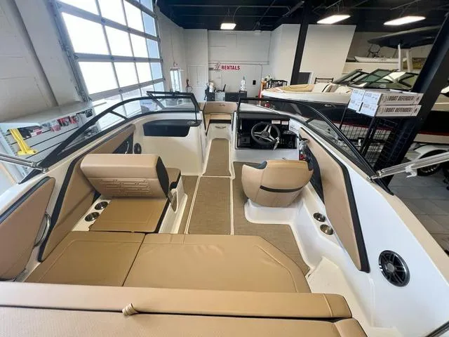 Slide: The Image of Sea Ray SPX 190 2025 - 6