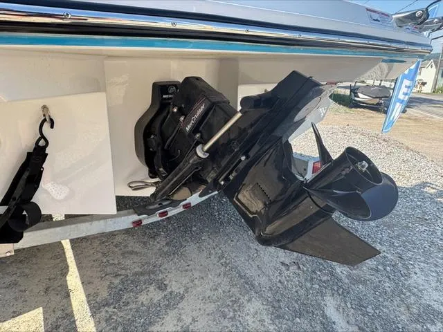 Slide: The Image of Bayliner V20i 2025 - 4