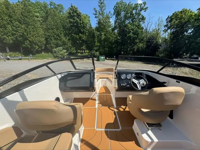 Slide: The Image of Bayliner V20i 2025 - 6