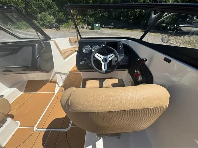 Slide: The Image of Bayliner V20i 2025 - 7