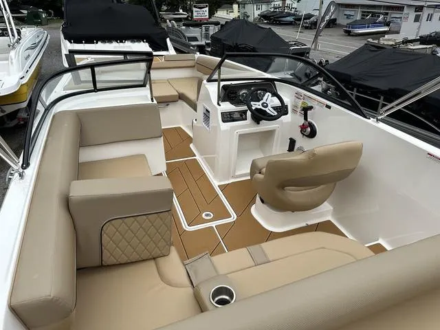 Slide: The Image of Bayliner D20I 2025 - 10