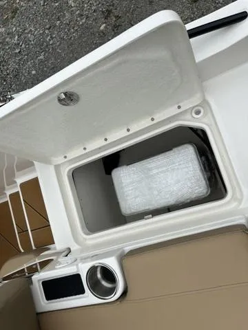 Slide: The Image of Bayliner D20I 2025 - 12