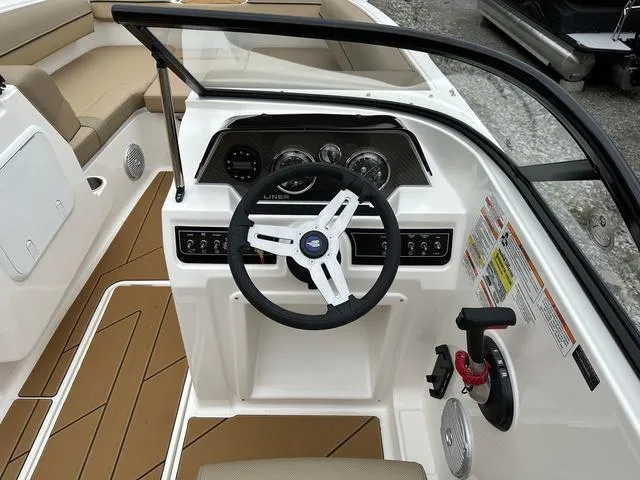 Slide: The Image of Bayliner D20I 2025 - 14