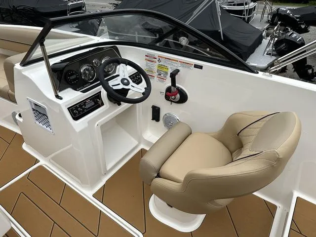 Slide: The Image of Bayliner D20I 2025 - 15