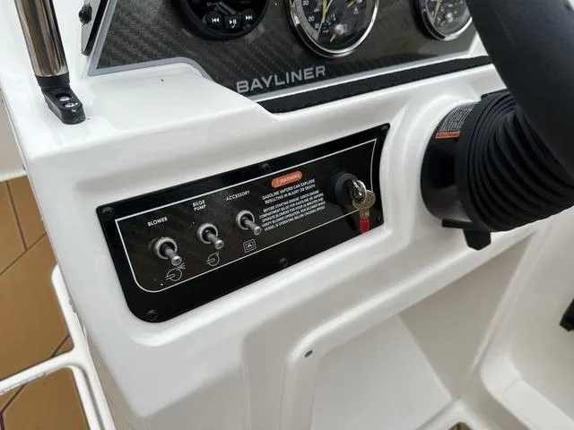 Slide: The Image of Bayliner D20I 2025 - 18
