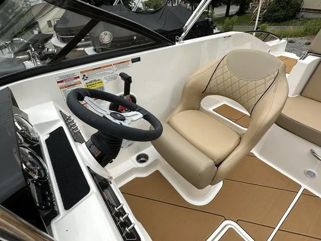 Slide: The Image of Bayliner D20I 2025 - 19