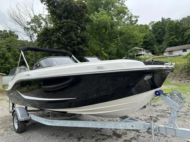 Slide: The Image of Bayliner D20I 2025 - 2