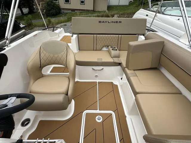 Slide: The Image of Bayliner D20I 2025 - 21
