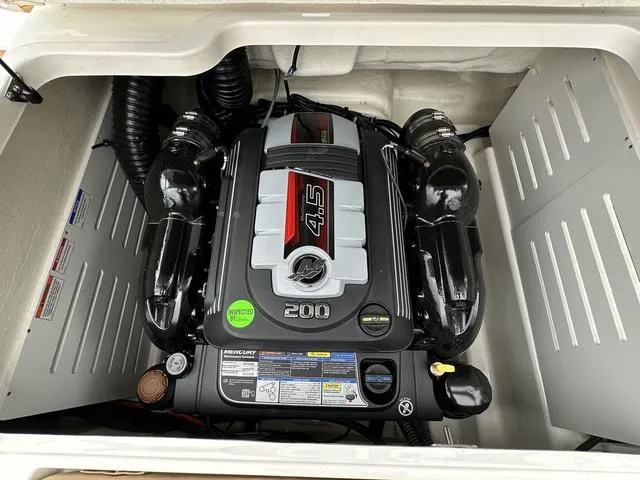 Slide: The Image of Bayliner D20I 2025 - 25