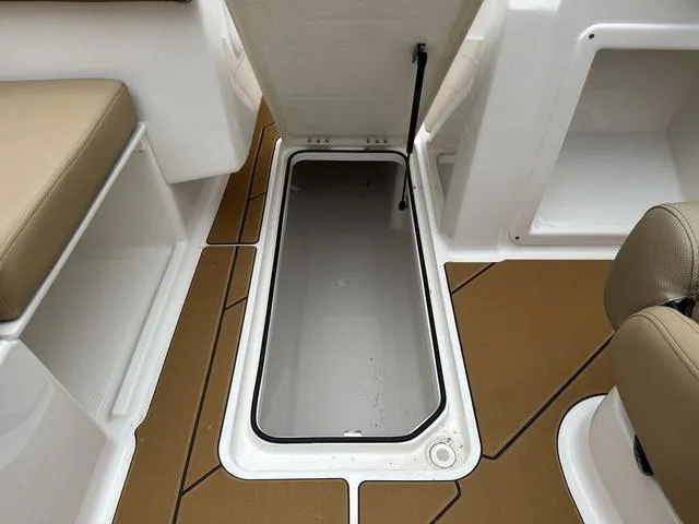 Slide: The Image of Bayliner D20I 2025 - 30