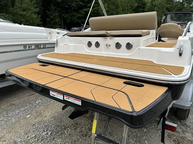 Slide: The Image of Bayliner D20I 2025 - 5