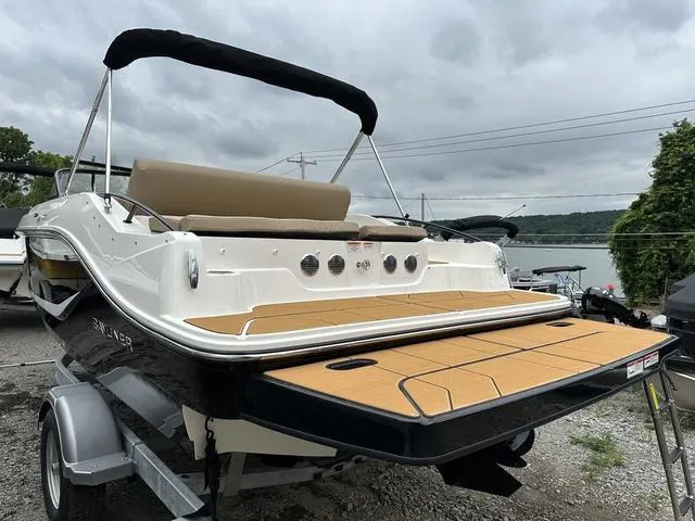 Slide: The Image of Bayliner D20I 2025 - 6