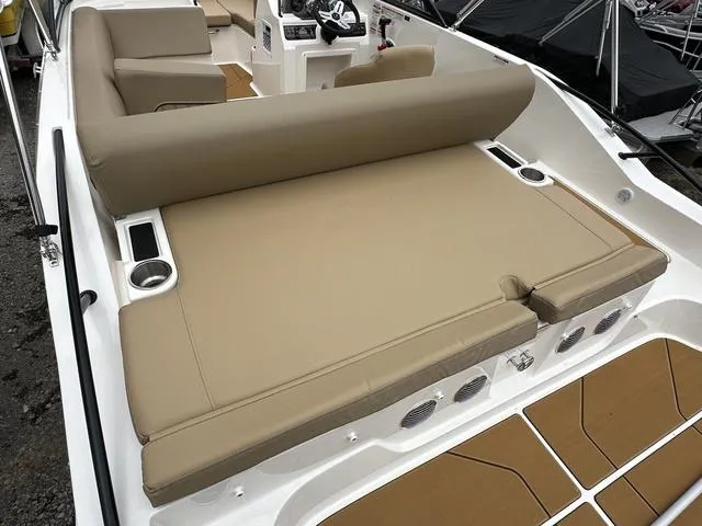 Slide: The Image of Bayliner D20I 2025 - 7