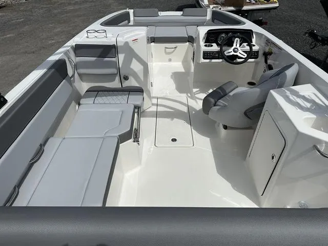 Slide: The Image of Bayliner D22I 2025 - 10