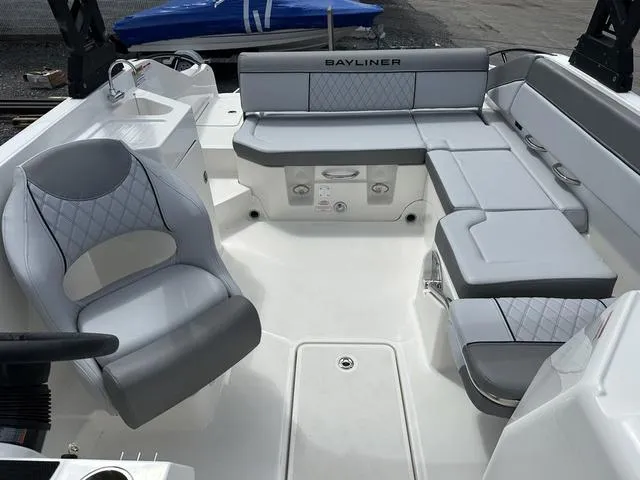 Slide: The Image of Bayliner D22I 2025 - 11