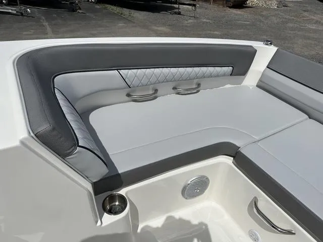 Slide: The Image of Bayliner D22I 2025 - 16