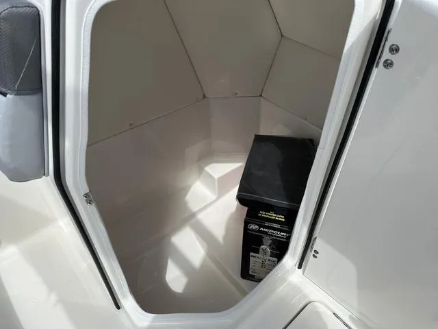 Slide: The Image of Bayliner D22I 2025 - 31