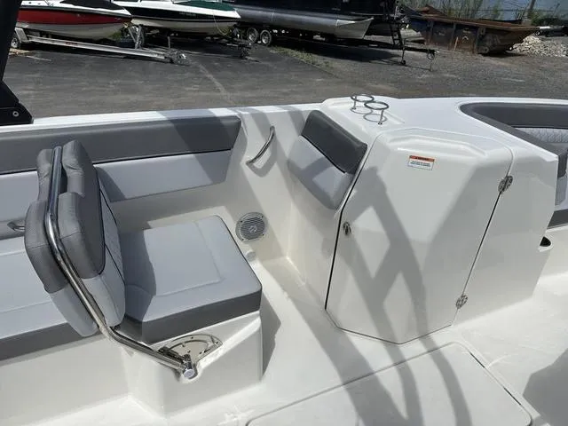 Slide: The Image of Bayliner D22I 2025 - 34