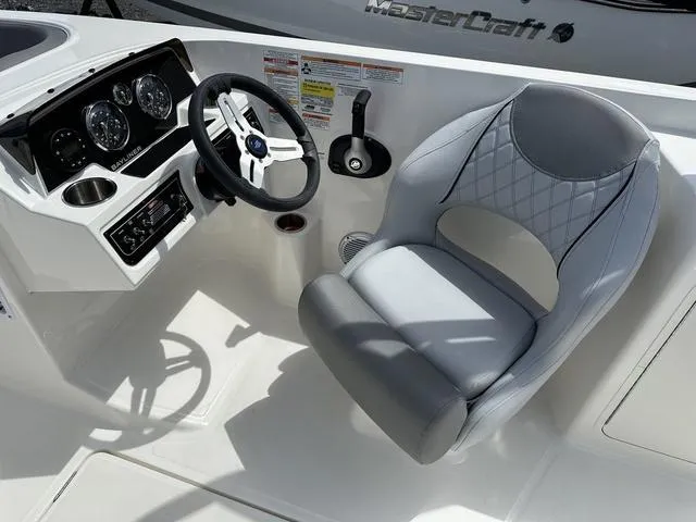 Slide: The Image of Bayliner D22I 2025 - 36