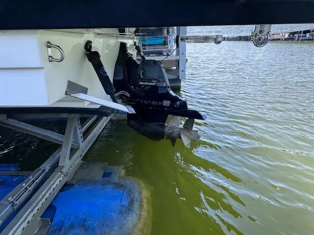 Slide: The Image of 2016 Sea Ray 270 Sundeck boat engine and propeller above water. - 34