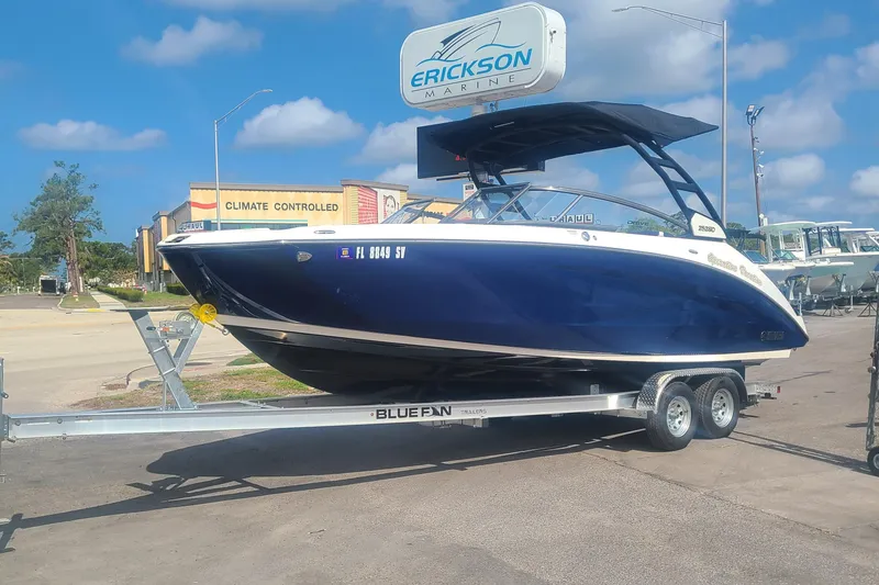 The Image of 2021 Yamaha Boats 252SE on trailer at Erickson Marine dealership. - 0
