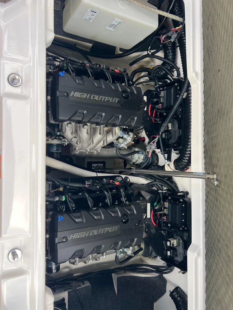 Slide: The Image of Engine compartment of a 2021 Yamaha Boats 252SE, showcasing dual high-output engines. - 29