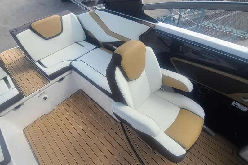 Slide: The Image of 2021 Yamaha Boats 252SE interior with stylish seating and teak flooring. - 32