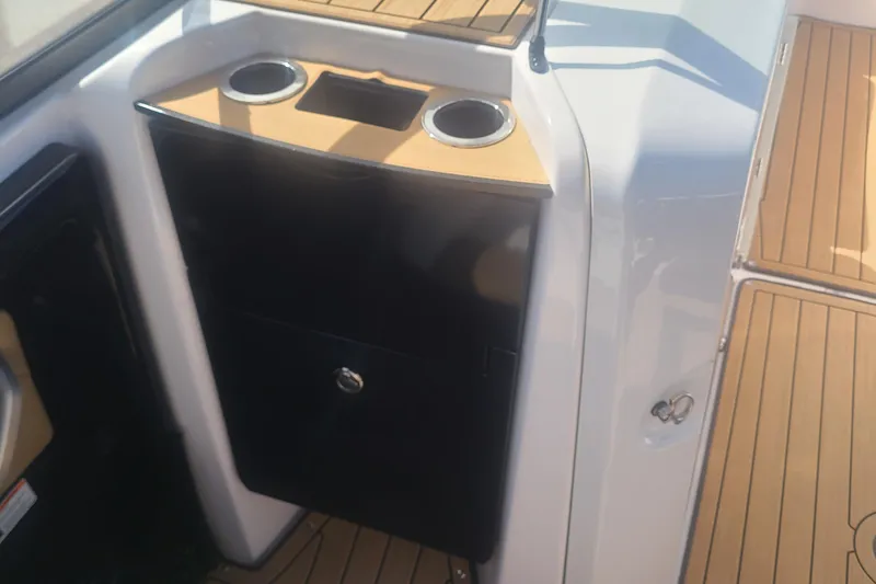 Slide: The Image of 2021 Yamaha Boats 252SE interior with cup holders and sleek design. - 33