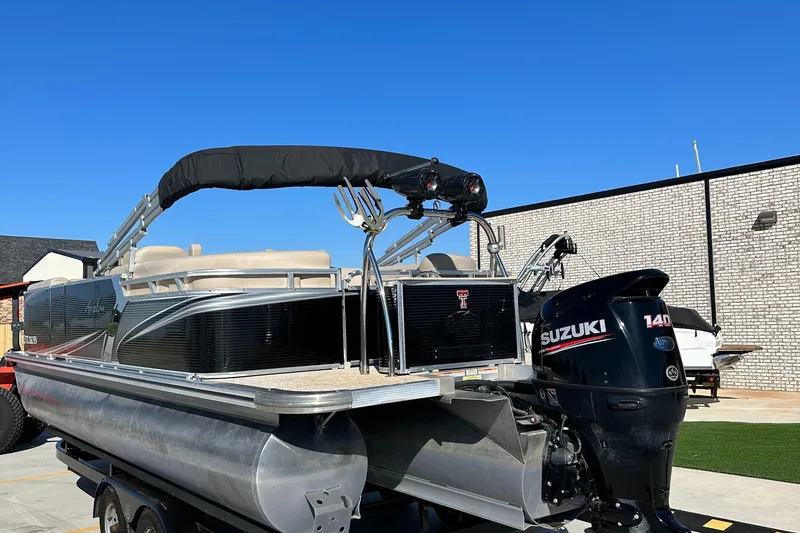Slide: The Image of 2020 Avalon LSZ 2485 QL pontoon boat with Suzuki 140 outboard motor. - 6