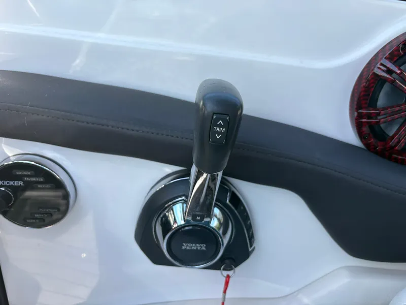 Slide: The Image of Throttle control and audio system on a 2018 Rinker 26QX BR boat. - 21